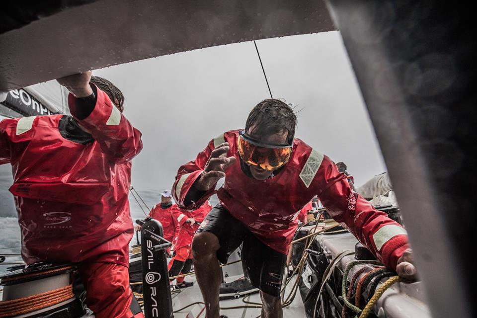 Volvo Ocean Race: tutti insieme appassionatamente nei doldrums, video