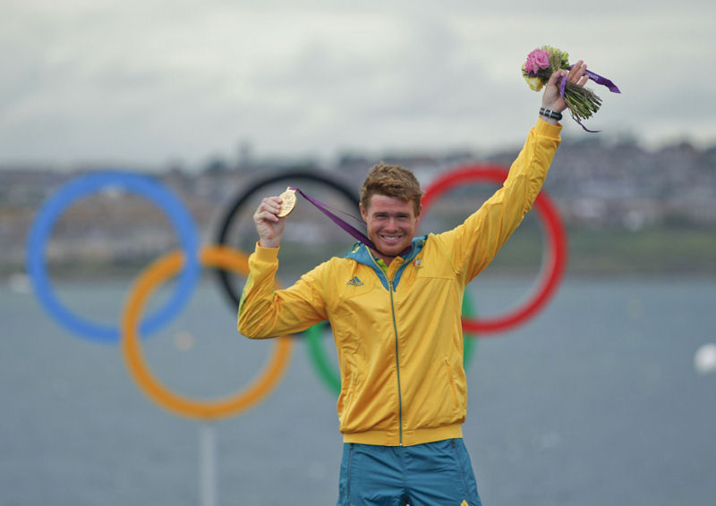 Tom Slingsby torna alle classi olimpiche, sale sul Finn e vince subito