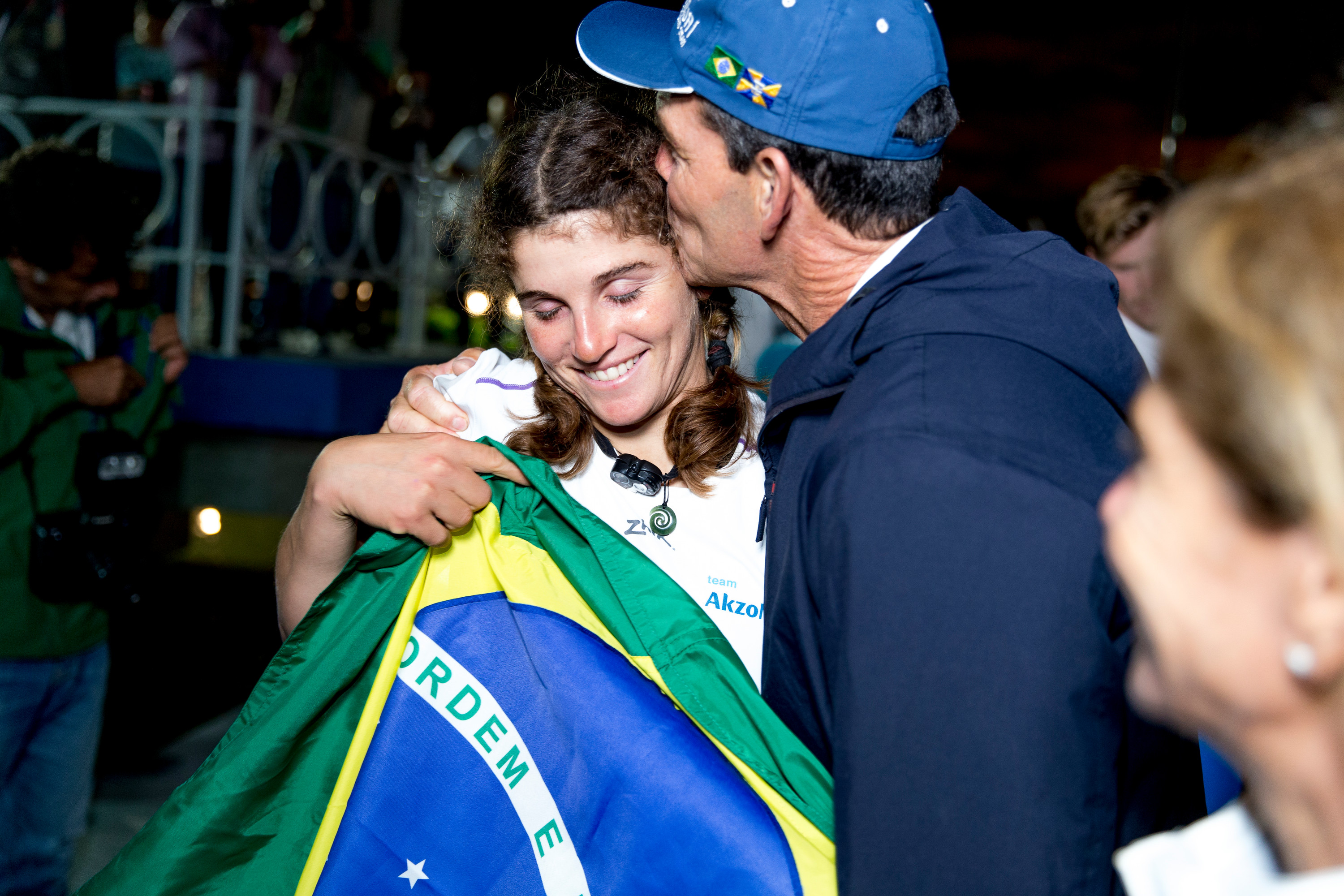 Volvo Ocean Race: Akzonobel terzo a Itajaì, l’abbraccio dei Grael