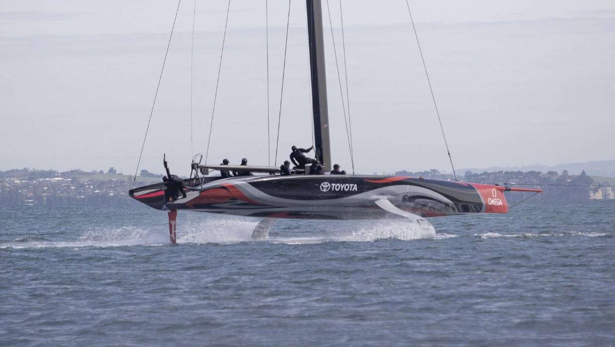 Il video del primo foil del Delfino, vola anche l’AC75 di Emirates Team New Zealand