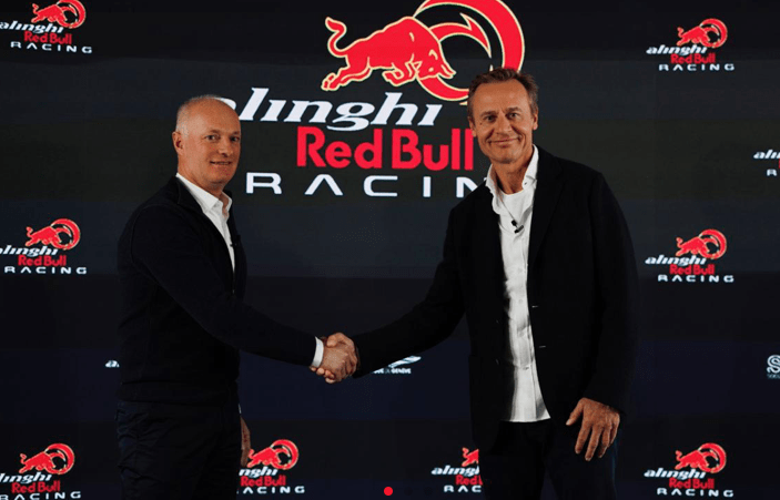 America’s Cup: “We are back”… Ernesto Bertarelli presenta il nuovo Alinghi Red Bull Racing