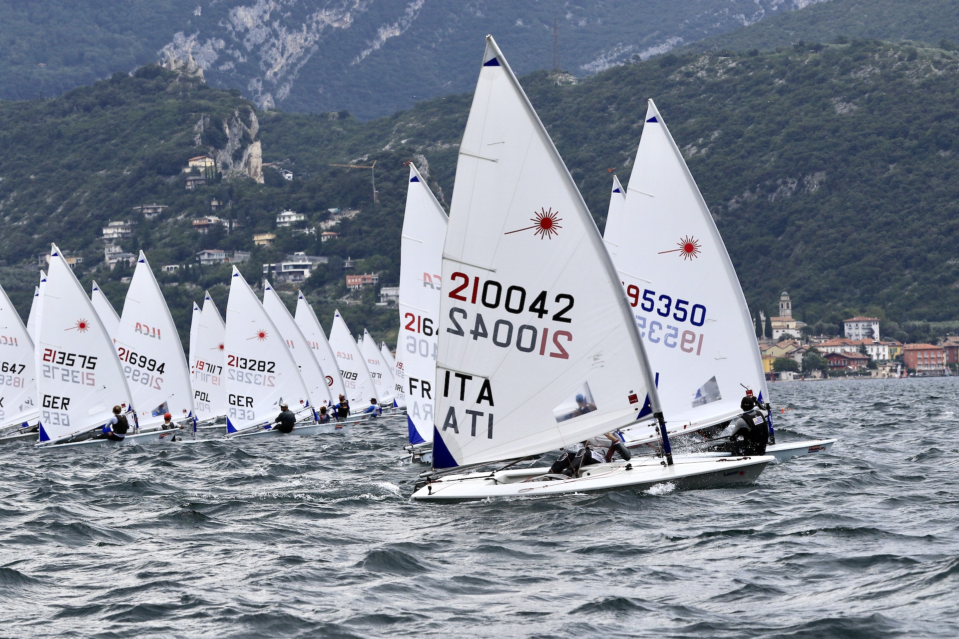 Sul Garda gli Youth Worlds 2024, l’Olimpiade della vela giovanile per la prima volta in Italia