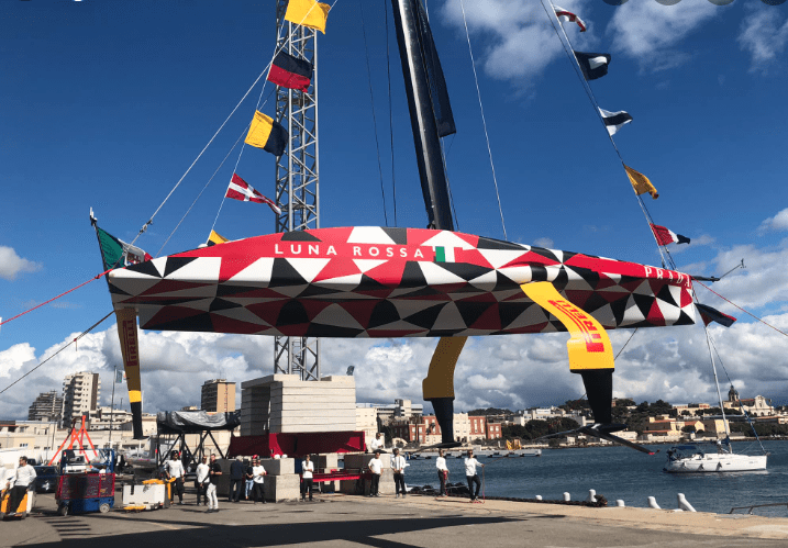 America’s Cup: Luna Rossa si traveste… sorpresa per la livrea del prototipo varato a Cagliari