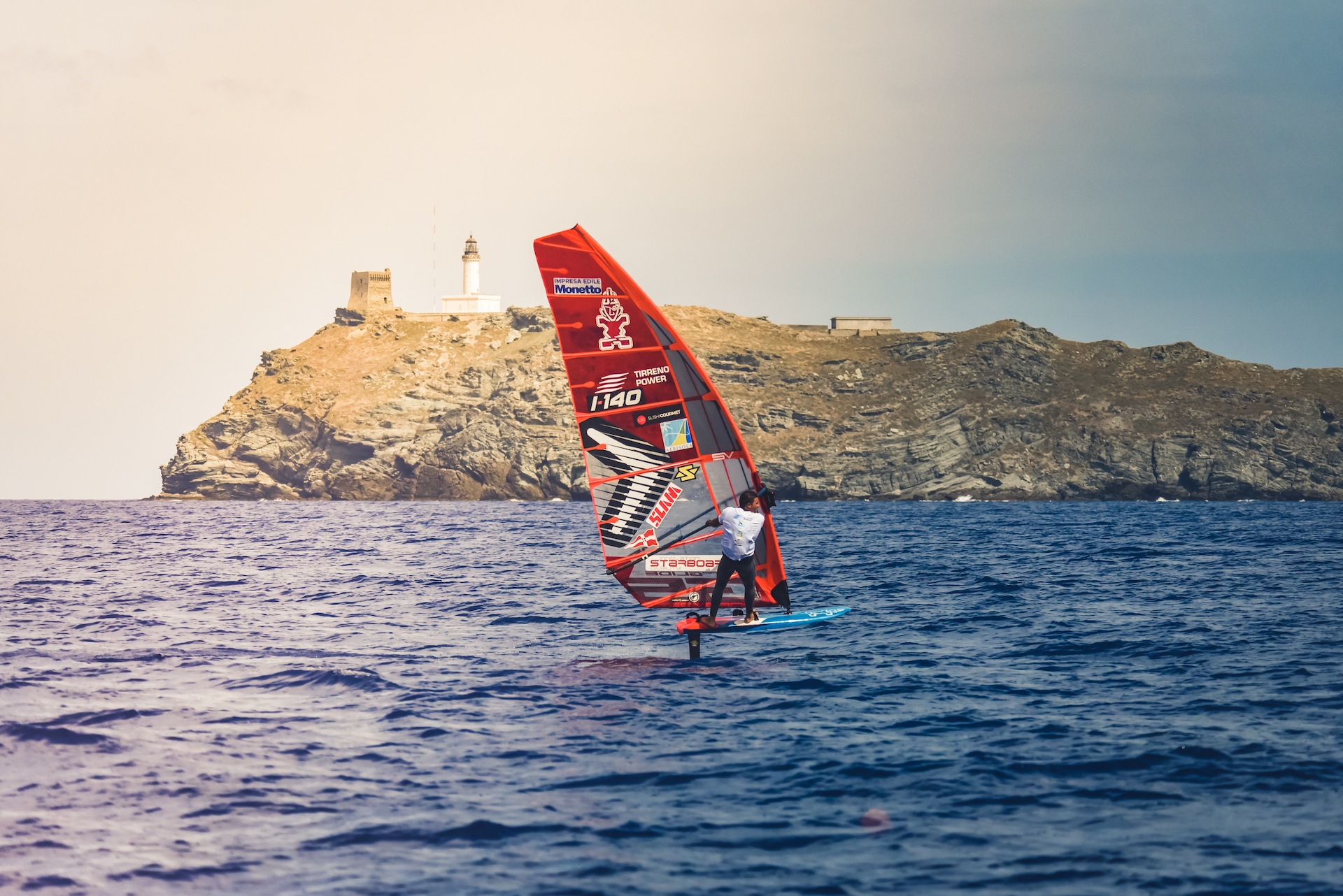 Il windsurfer Matteo Iachino tenterà la traversata no stop dalla Sardegna a Livorno