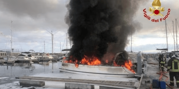 Incendio a bordo: distrutte una barca a vela e due a motore a Piombino